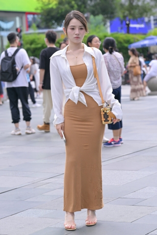 魔镜街拍春熙路长裙美女