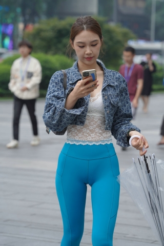 心爱的蓝色瑜伽裤女孩