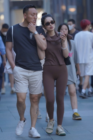 丰满紧身裤美女