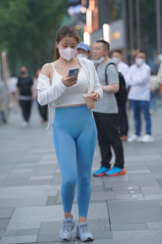 春熙路街拍-蓝色瑜伽紧身裤