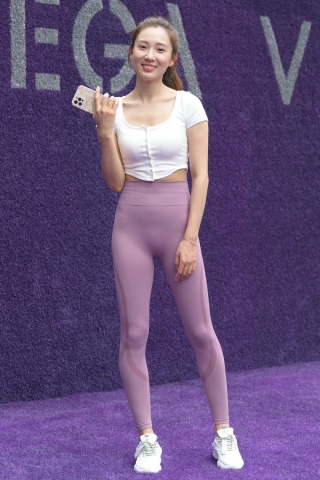M202108-171-粉色瑜伽紧身裤美女