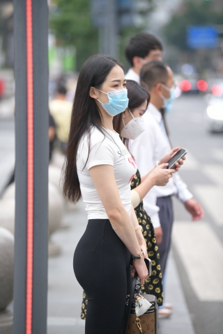 2026-012-黑色紧身裤美女